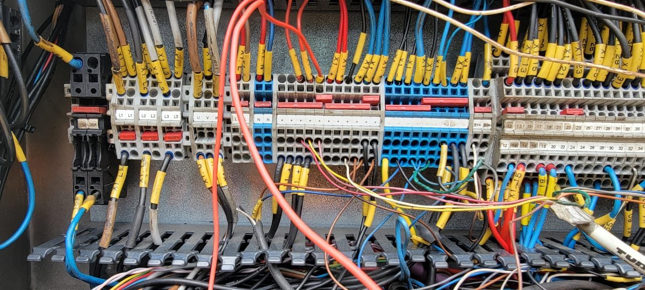 Bornier et câblage d'armoire électrique industrielle