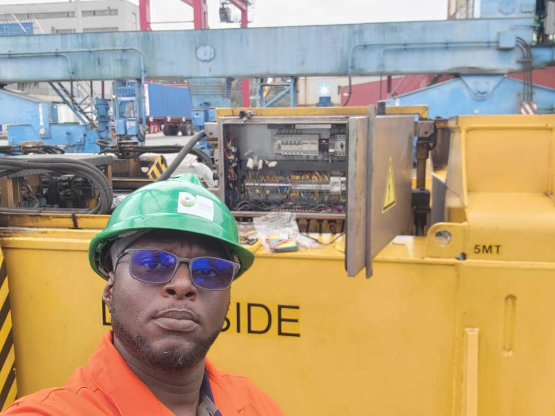 Armoire automate ouverte sur équipement portuaire