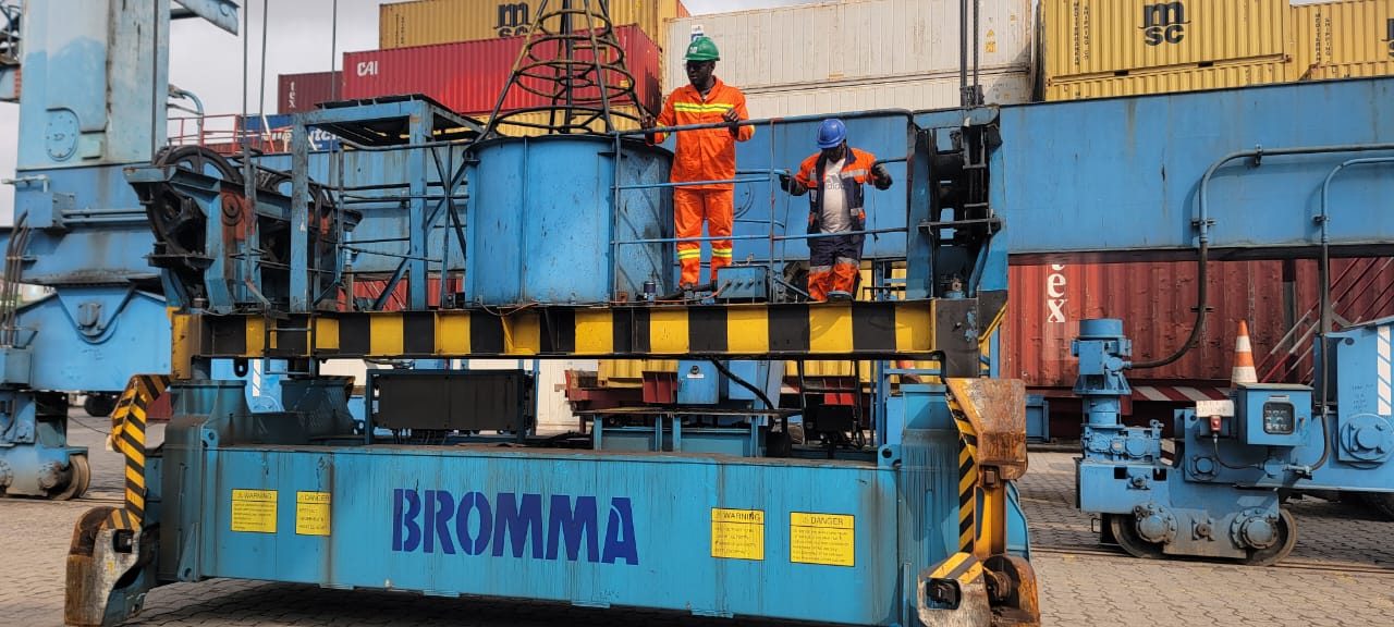 Équipe SAEM sur spreader Bromma, terminal à conteneurs